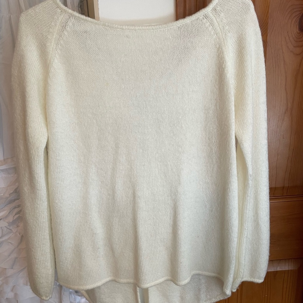 VENUS Soft Cream Scoop Neck Sweater